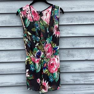 UK2LA Pink Floral Romper Size Small